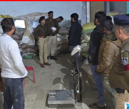 भाजपा मंडल अध्यक्ष खिला रहे थे जुआ