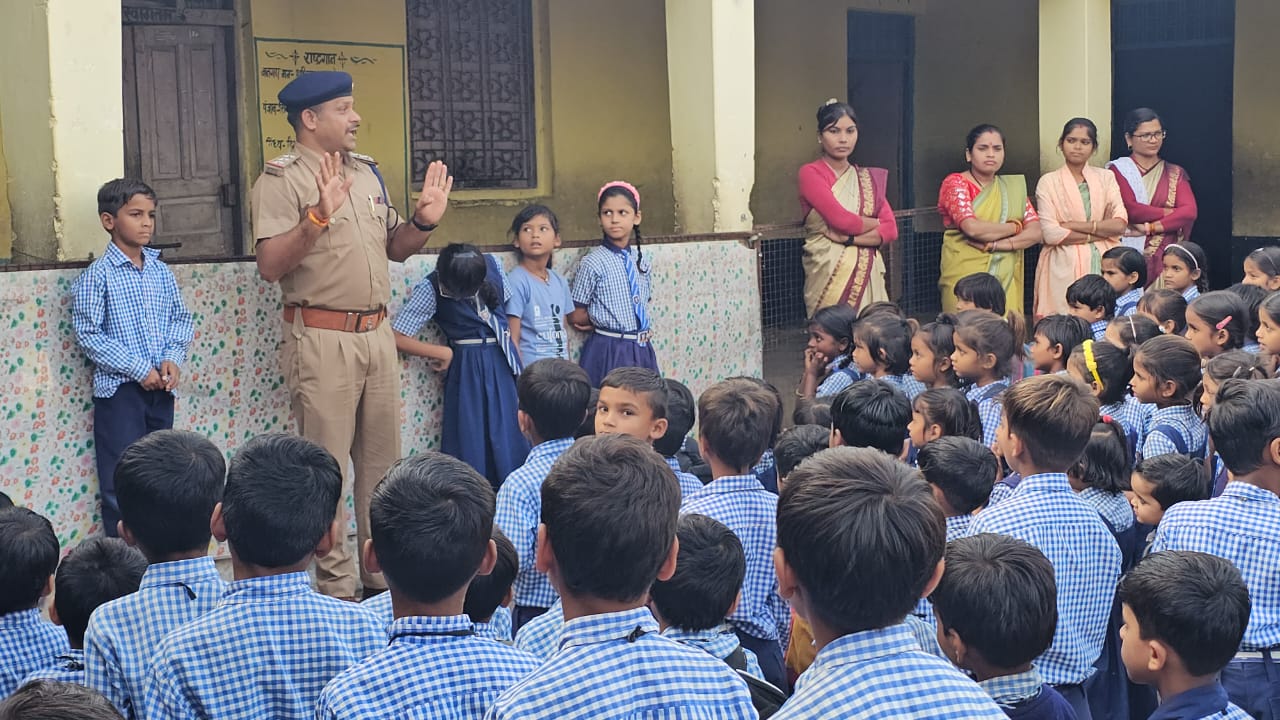 बुरी नीयत से कोई छुए तो जोर से चिल्लाओ, कोई लालच दे तो बहकावे में मत आओ ढीमरखेड़ा पुलिस का मुस्कान अभियान