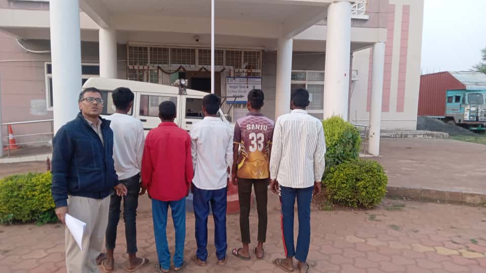 एनकेजे पुलिस ने बलवा के फरार 6 आरोपियों को गिरफ्तार कर लिया, जिससे क्षेत्र में शांति बनाए रखने के लिए पुलिस ने सख्त कदम उठाया।