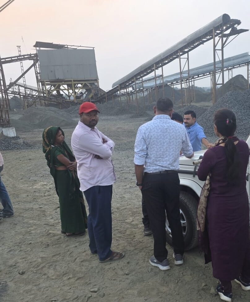 राजस्व और खनिज अमले ने बरही के गांवों के क्रेशर खदानों का संयुक्त निरीक्षण किया और अवैध परिवहन कर रहे ट्रक को जब्त कर लिया।
