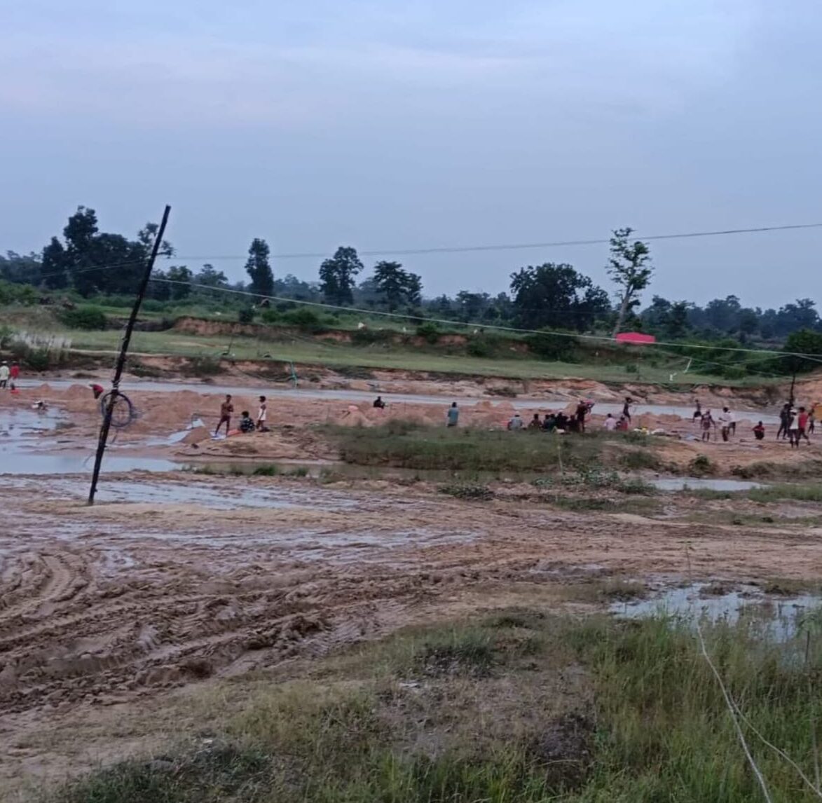 जाजागढ़ की पिपही नदी में प्रशासन की नाक के नीचे रेत का अवैध उत्खनन जारी