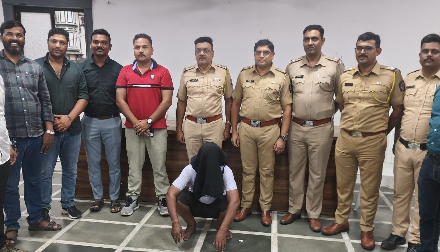हत्या के मामले में सात साल से गायब चल रहे 10,000/- रुपये के इनाम पर वांछित अपराधी राजाराम तिवारी को बरही पुलिस ने मुंबई (महाराष्ट्र) से पकड़कर जेल भेज दिया है।