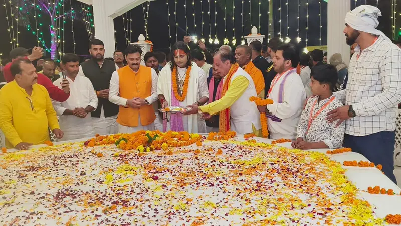 दद्दा धाम में दिव्यता का आलोक प्राण प्रतिष्ठा महोत्सव में उमड़ा आस्था का सागर अनिरुद्धाचार्य जी महाराज पहुंचे दद्दा धाम