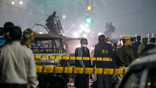 Delhi Car Blast दिल्ली में लाल किले के पास कार में ब्लास्ट के बाद कैसा है मंजर