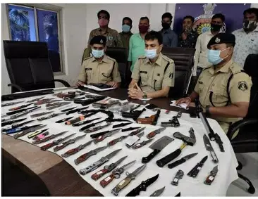 धारदार चाकू सहित पकड़ा गया नाबालिग 