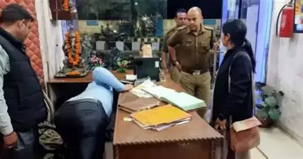 ASI पति को रंगे हाथ पकड़ा पुलिस चौकी में ही कर दी जमकर कुटाई