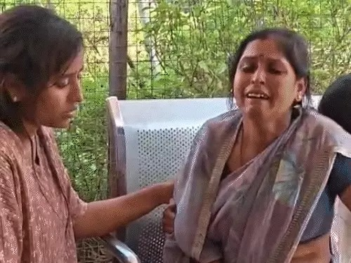 पुरानी रंजिश में दरिंदगी: युवक को नंगा कर सड़क पर घुमाया