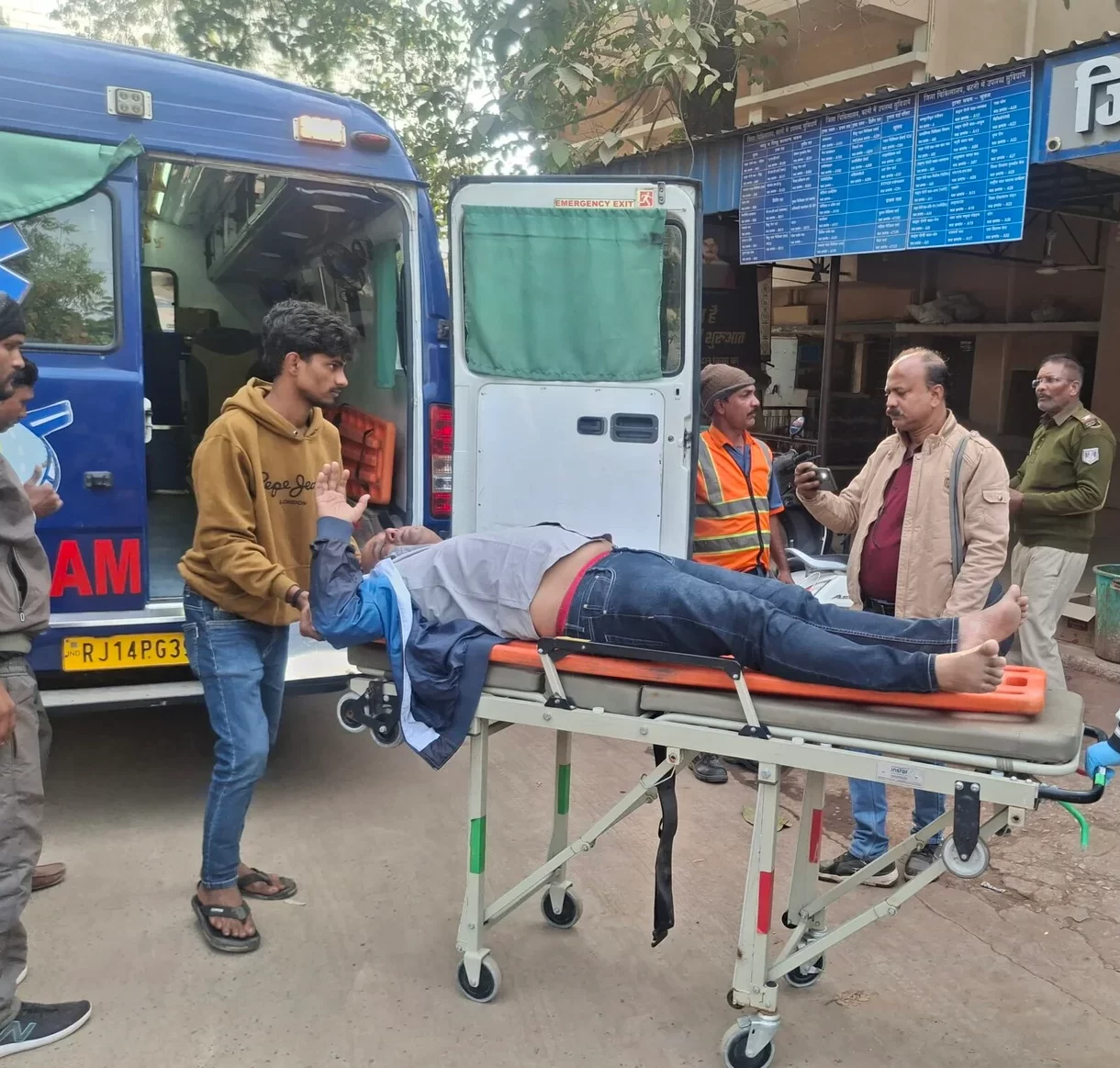 katni maihar news कोहरे की धुन्ध के चलते खड़े ट्रक में जा घुसी कार तीन घायल