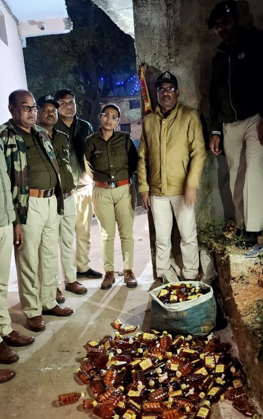katni news today आबकारी विभाग की दबिश आबकारी की संयुक्त टीम द्वारा की गई कार्यवाही 215 पाव देशी मदिरा एवं 25 पाव विदेशी मदिरा गोवा व्हिस्की जब्त