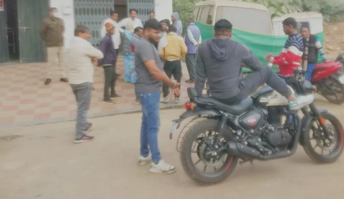 katni news पति पत्नी व बेटी को अज्ञात वाहन ने मारी टक्कर पिता- पुत्री की मौत