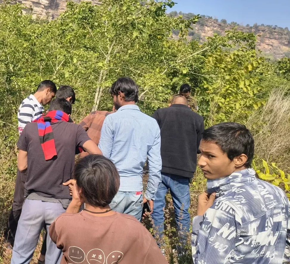 kaimur news कैमोर की पहाड़ियों में युवक का शव मिलने से सनसनी