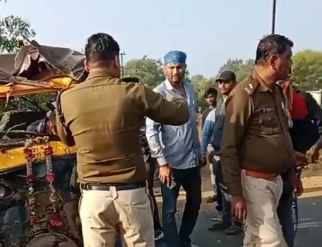 ऑटो–लोडर की सीधी भिड़ंत, ऑटो के उड़े परखच्चे, एक की मौत तीन गंभीर, बड़वारा के झरेला मोड़ पर हुआ हादसा