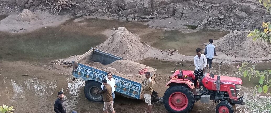 katni news दतला नदी में अवैध रेत उत्खनन पर बड़ी कार्रवाई माइनिंग पुलिस की संयुक्त दबिश से चार ट्रैक्टर जब्त माफियाओं में हड़कंप