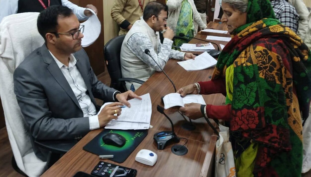Katni News कलेक्‍टर श्री तिवारी ने जनसुनवाई में सुनीं 145 आवेदकों की समस्‍यायें