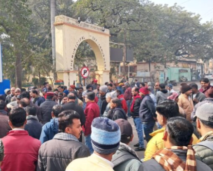 katni news अभद्र टिप्पणी के विरोध में निगम कर्मचारी सड़कों पर, कड़ी कार्रवाई की मांग