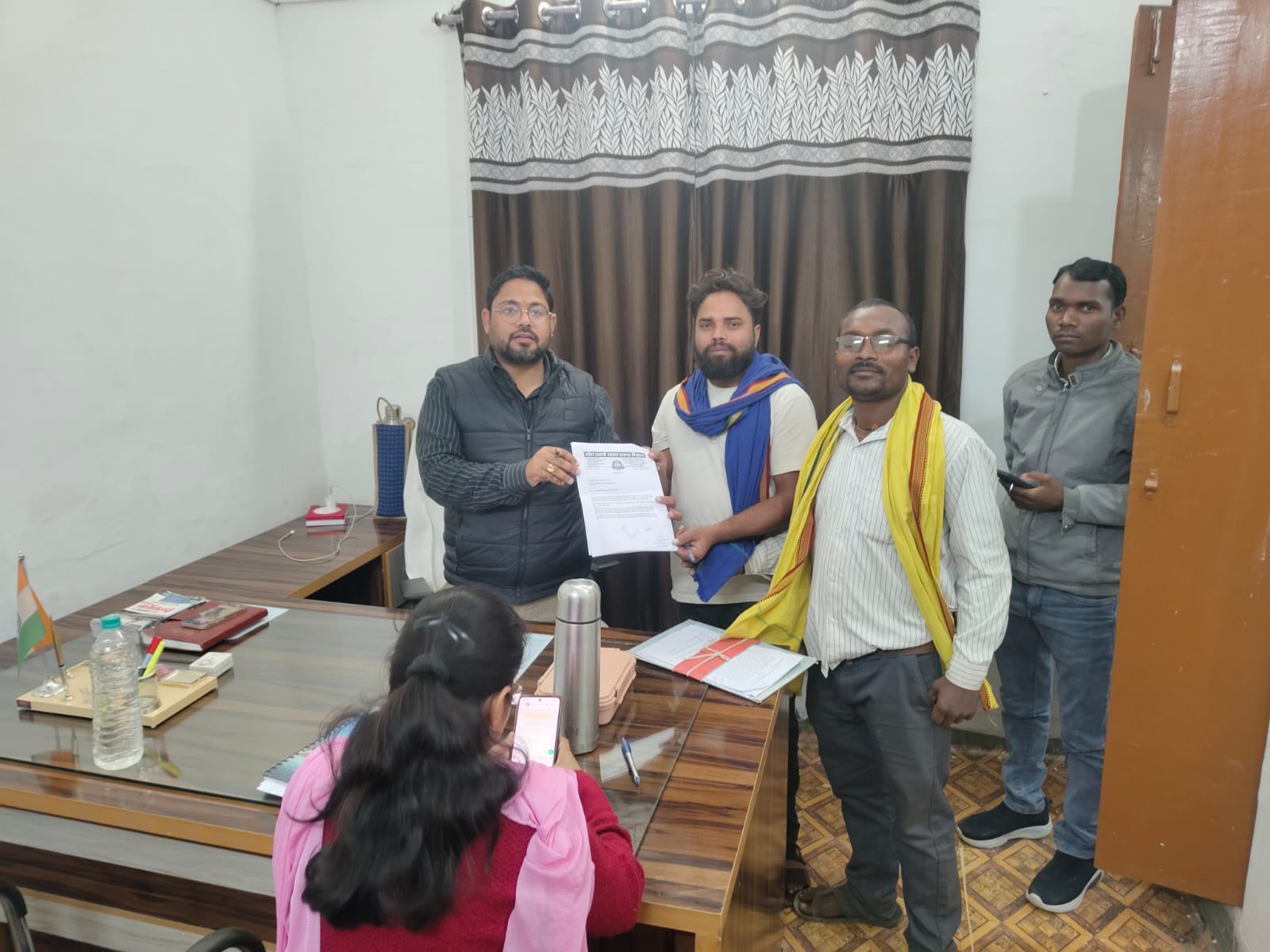 latest katni news today बड़वारा तहसीलदार को भीम आर्मी उपाध्यक्ष जय सूर्यवंशी और तह उपाध्यक्ष अंग्रेज सिंह ने शौप शिकायत पत्र