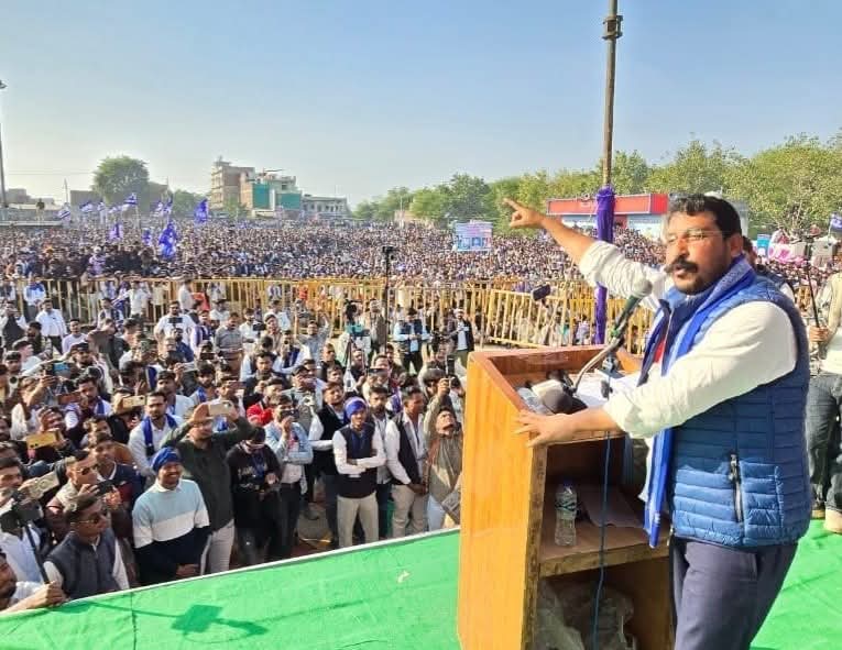 Datia News बाबा साहेब डॉ. भीमराव अम्बेडकर के परिनिर्वाण दिवस पर मध्य प्रदेश के दतिया ज़िले में आयोजित संवैधानिक अधिकार महारैली में शामिल हुए चंद्रशेखर आजाद