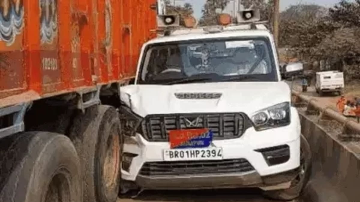 patna news today पटना में बालू से लदे ट्रक ने बरपाया कहर, बाइक सवार युवक को कुचला, DSP की गाड़ी को मारी टक्कर