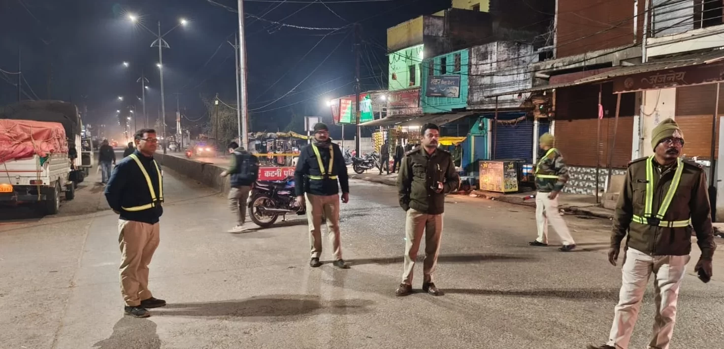 latest katni news today अपराधिक तत्वों से निपटने एनकेजे पुलिस का सड़क पर पहरा, मुख्य बाजार में किया पैदल मार्च, संदिग्ध वाहनों की हो रही तलाशी, दलबल के साथ थाना प्रभारी सड़क पर जमे