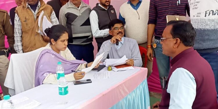 rithi news  रीठी स्वास्थ्य विभाग की अनियमितताओं पर जनसुनवाई में उठा मामला