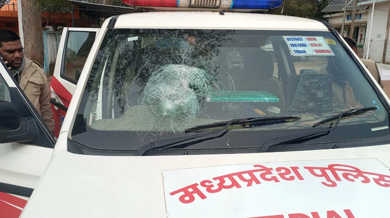 badwara news today बड़वारा में खाकी पर पथराव, डायल 112 का कांच चकनाचूर; तीन युवक हिरासत में ​दुकानदार से विवाद सुलझाकर लौट रही थी पुलिस टीम