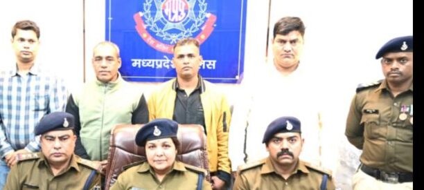 jabalpur news जबलपुर में अवैध हथियारों कारोबार में शामिल 2 आरोपी गिरफ्तार, 52 बटनदार चायना चाकू जप्त