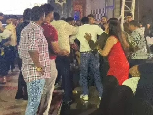 रायपुर में न्यू-ईयर में बवाल…युवक को जमकर पीटा:लड़कियां बचाती नजर आईं