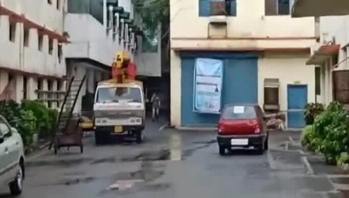 katni news बढ़ती जा रही नगर निगम के प्राइवेट अतिक्रमण दस्ते की गुंडागर्दी, गरीब सब्जी विक्रेताओं पर कहर बनकर टूट रही कार्रवाई, बिना पंचनामा के जप्त किया जा रहा सामान