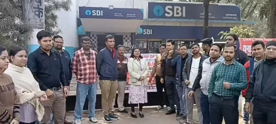 katni news todayकाम भी बढ़ा, अवकाश घटा बैंक कर्मियों को आखिर हड़ताल पर क्यों उतरना पड़ा… पांच दिवसीय कार्य सप्ताह की मांग पर SBI कर्मियों की हुंकार, बैंकिंग सेवाएं ठप बैंककर्मियों की आवाज़ सड़कों तक पहुँची….काम का बढ़ता बोझ बना आंदोलन की वजह. समाधान टकराव में नहीं, संवाद में है सरकार