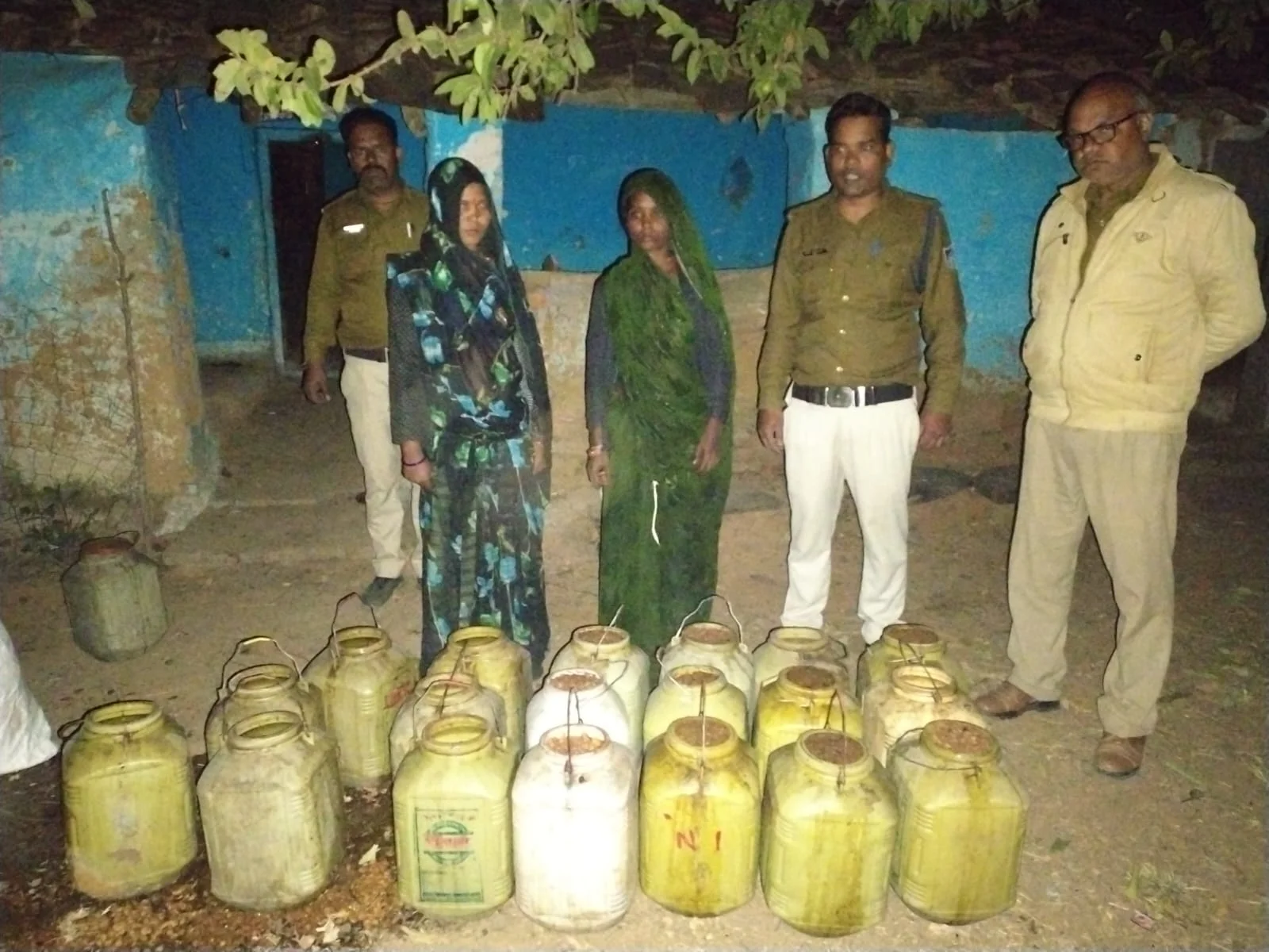 bakal katni news बाकल पुलिस ने शिकंजा अभियान के तहत अवैध शराब के विरुद्ध कार्यवाही करते हुए पटिराजा गांव के पांच परिवारों के पास से 25 लीटर अवैध कच्ची शराब और 535 लीटर महुआ लाहन किया बरामद