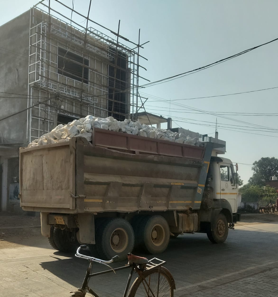 बड़वारा में ओवरलोड वाहनों का कहर, कई बार दुर्घटनाओं के बाद भी नहीं जागा प्रशासन