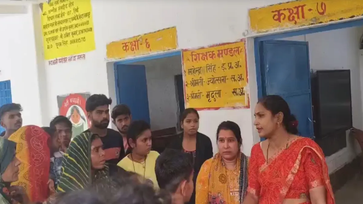 कक्षा 3 की छात्रा ने फांसी लगाकर दी जान गंदे कपड़े और नहाकर न आने के चलते टीचर ने स्कूल से था