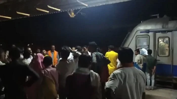 कटनी-बीना मेमू ट्रेन में खूनी संघर्ष, अवैध वेंडरों ने यात्रियों पर किया हमला, एक घंटे तक खड़ी रही ट्रेन