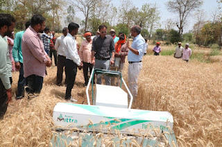 कलेक्टर ने खेत में उतरकर दिखाई तकनीक की ताकत