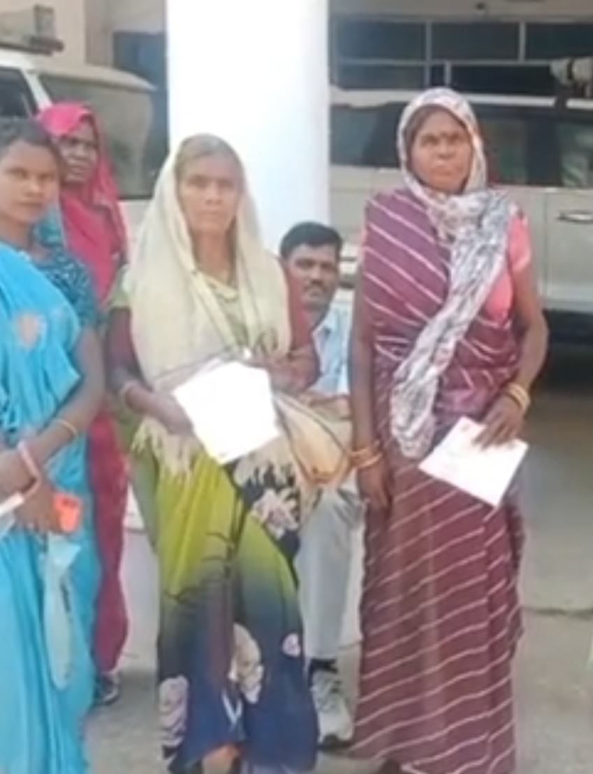 20 साल से बसे आशियानों पर संकट: बेघर होने की कगार पर 6 आदिवासी परिवार