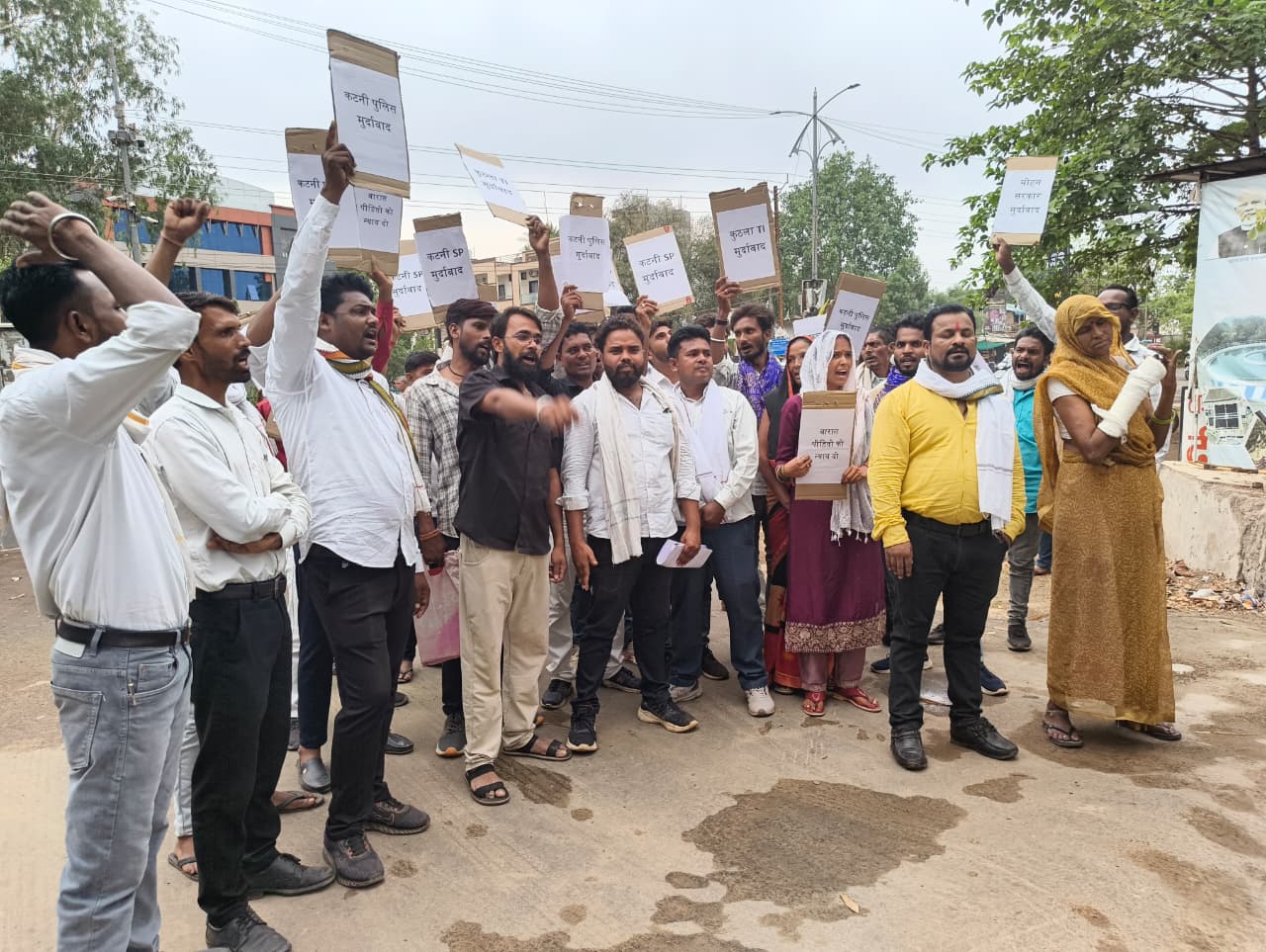 इंदिरा नगर में बारातियों पर हुए बर्बर लाठीचार्ज के विरोध में आज पूरा क्षेत्र सड़कों पर उतरा