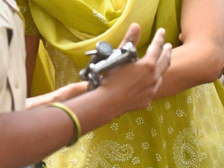 घर के बाहर गांजा बेच रही महिला गिरफ्तार