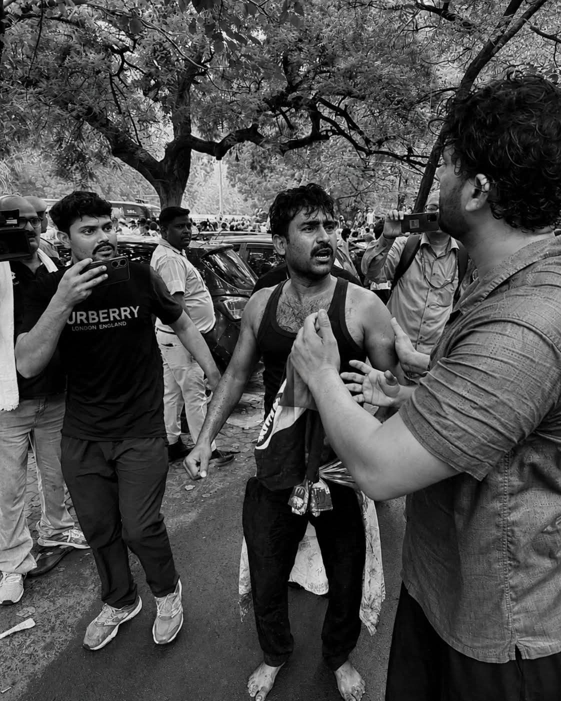 दिल्ली के जंतर-मंतर पर भारी हंगामा, पुलिस बल प्रयोग के बाद तनाव बढ़ा”