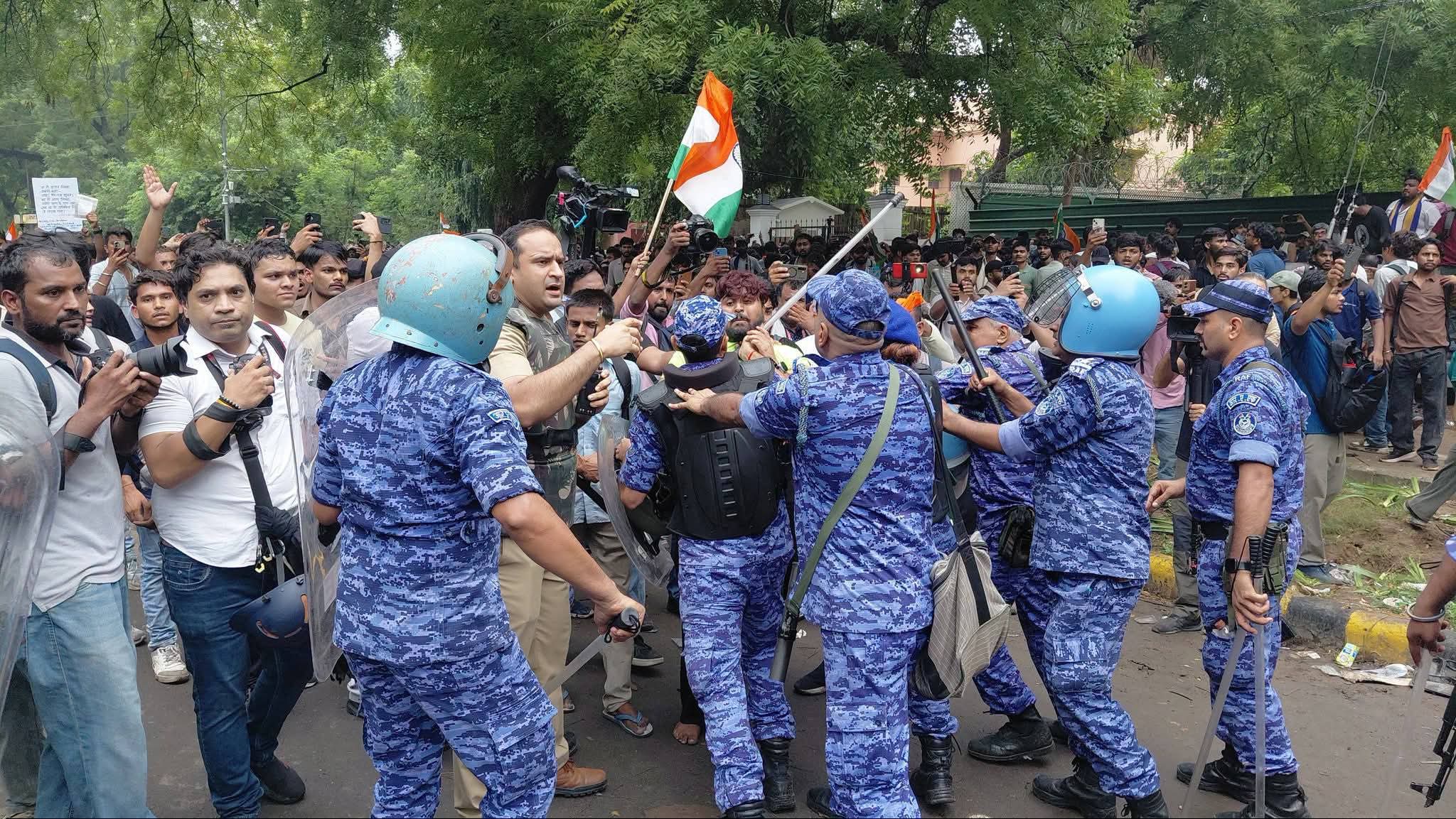 दिल्ली: कॉकरोच जनता पार्टी (CJP) के शांतिपूर्ण प्रदर्शन पर पुलिस का लाठीचार्ज, कई छात्र घायल, अस्पताल में भर्ती