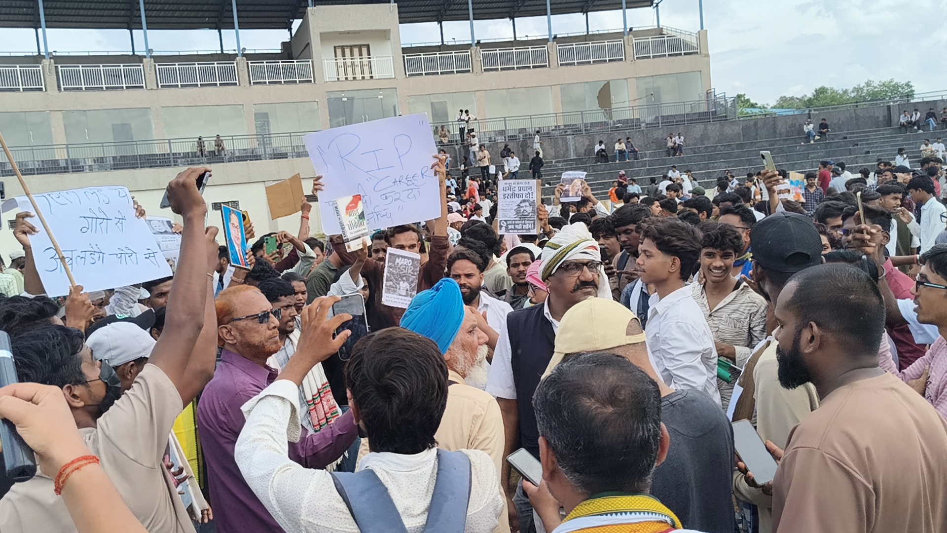 कटनी में फूटा छात्रों और युवाओं का गुस्सा: NEET धांधली के विरोध में सड़क पर उतरे,