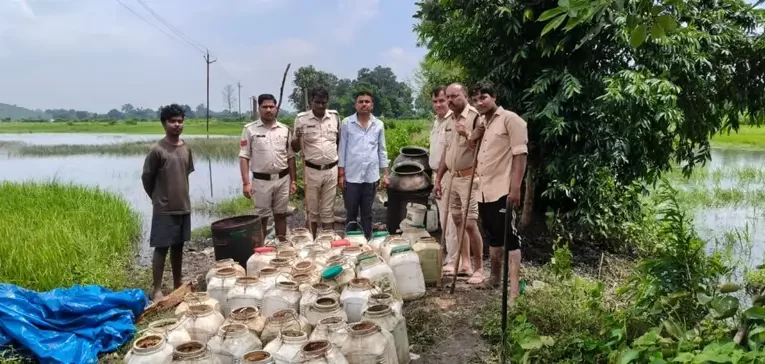 कटनी पुलिस का अवैध शराब कारोबार पर बड़ा प्रहार: निवार चौकी पुलिस ने 30 लीटर महुआ शराब की जब्त, 3 क्विंटल लाहन किया नष्ट